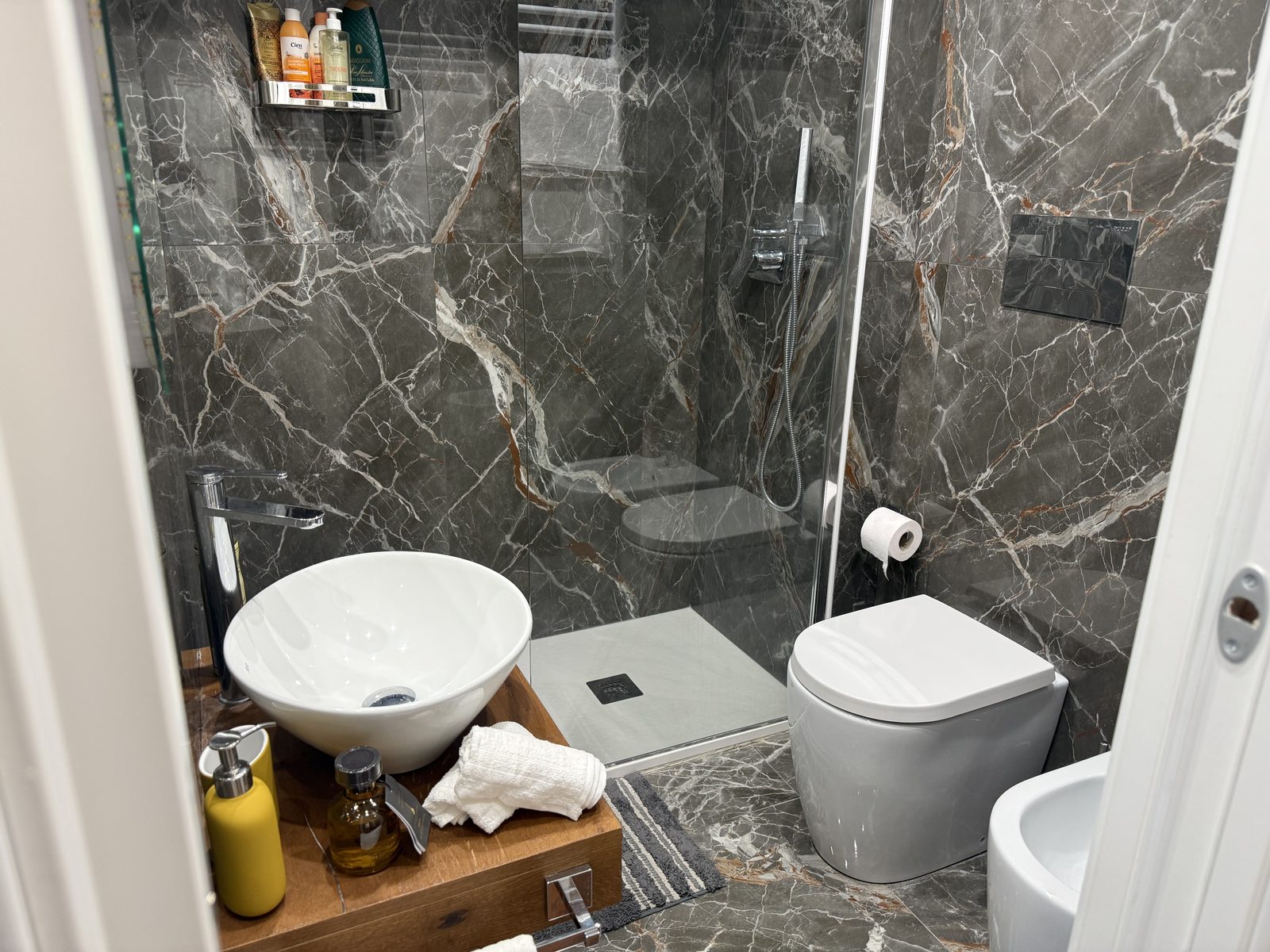 Il bagno visto dalla porta