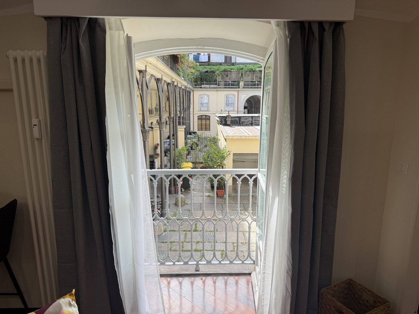 Il cortile visto dalla camera