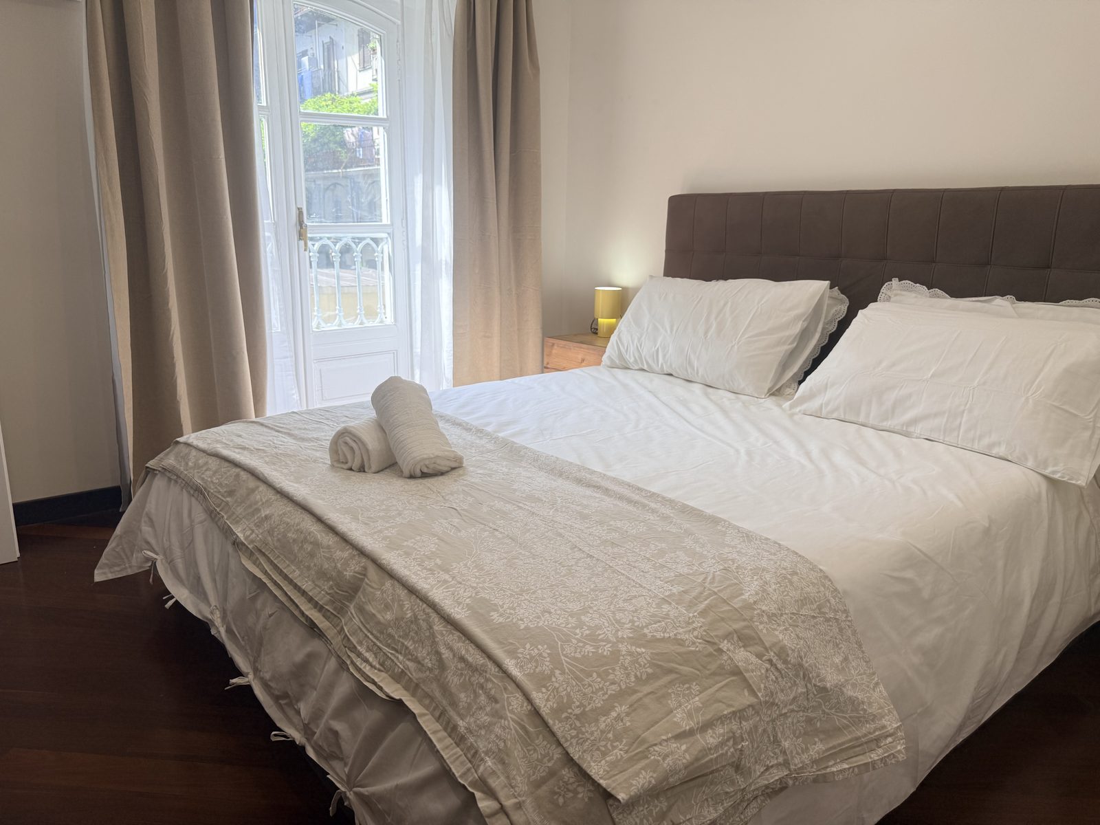 Letto matrimoniale con biancheria bianca