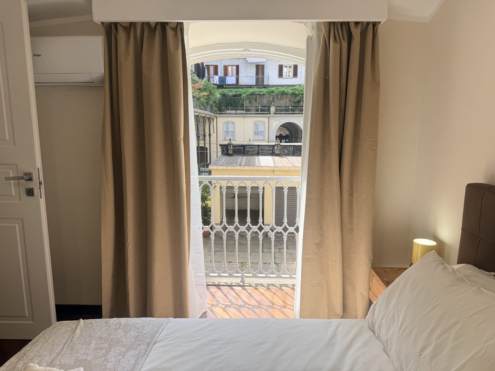 La camera, con la porta finestra sul balcone