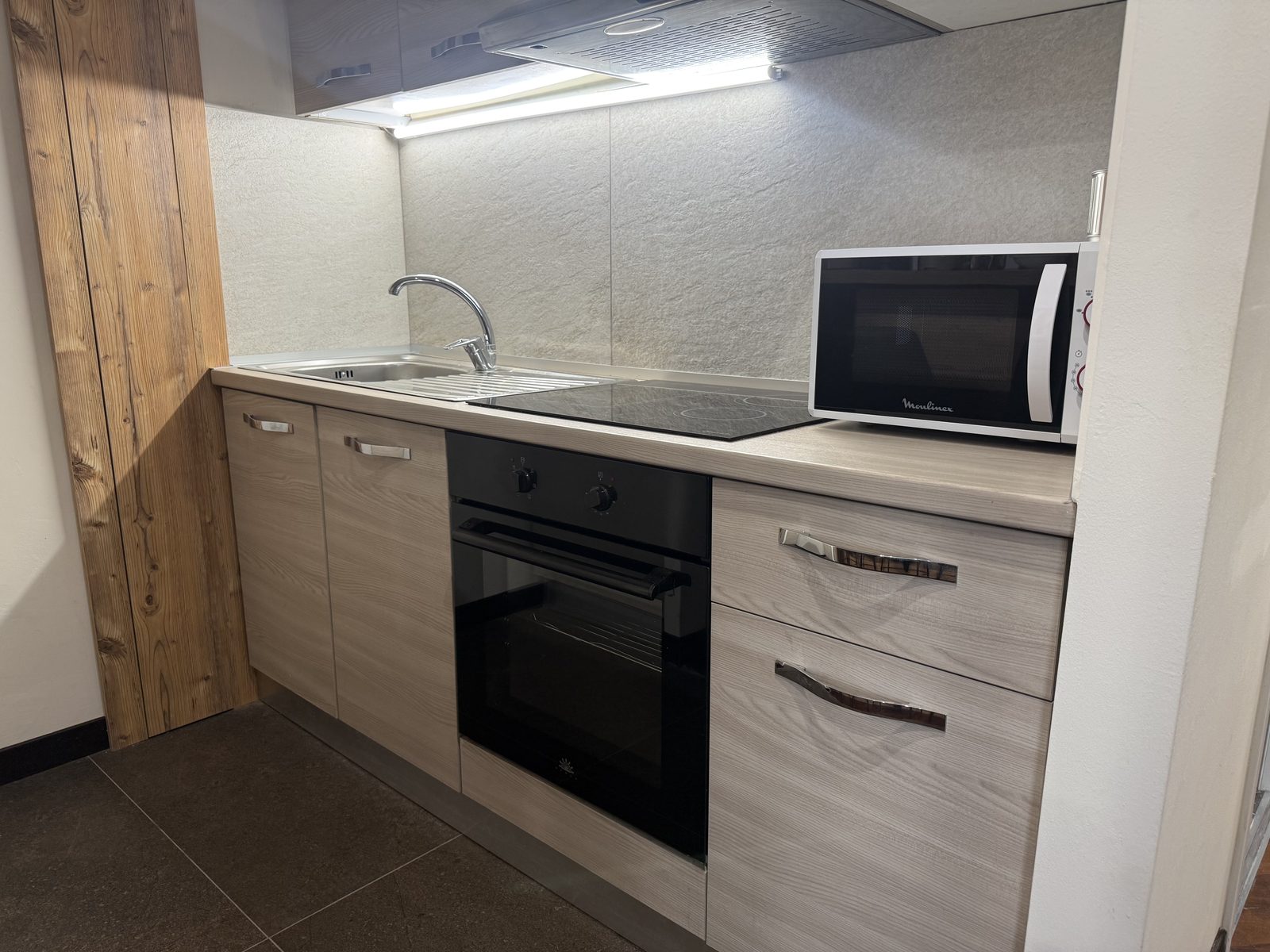 Angolo cottura con forno e piano cottura