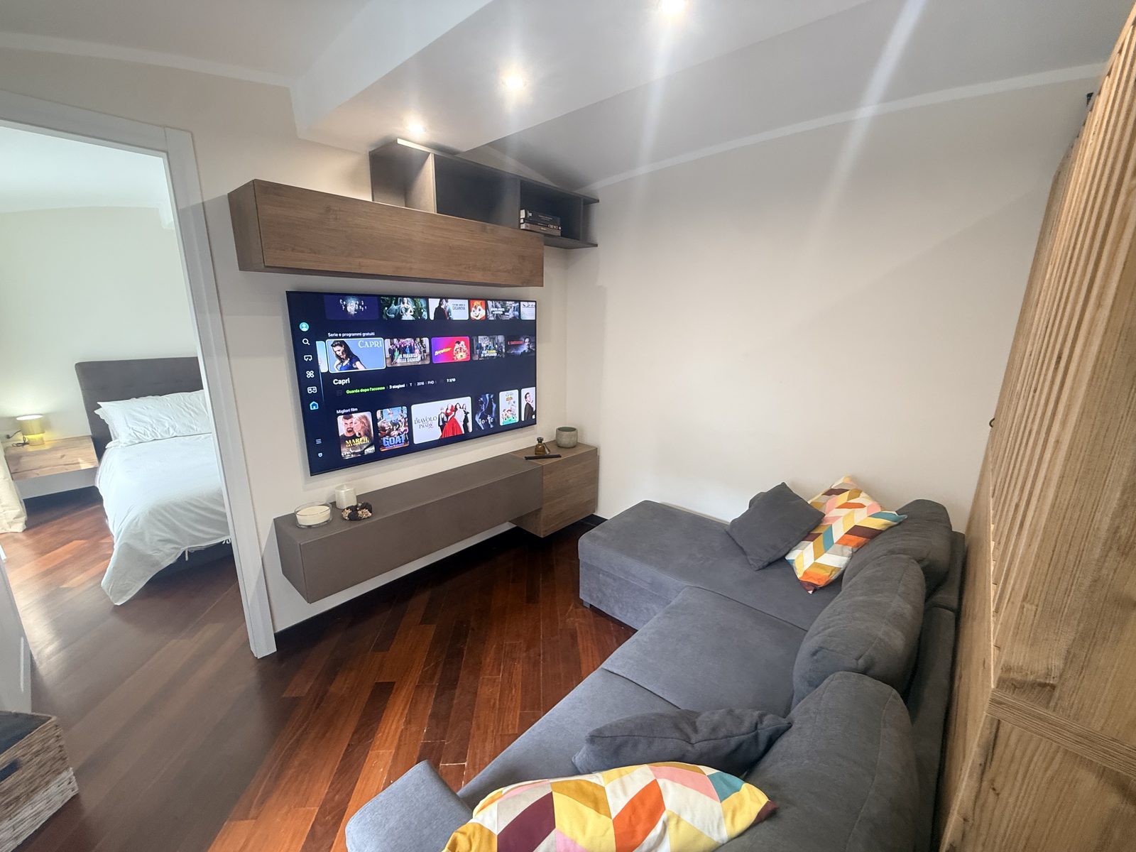 Il soggiorno con divano angolare e smart TV