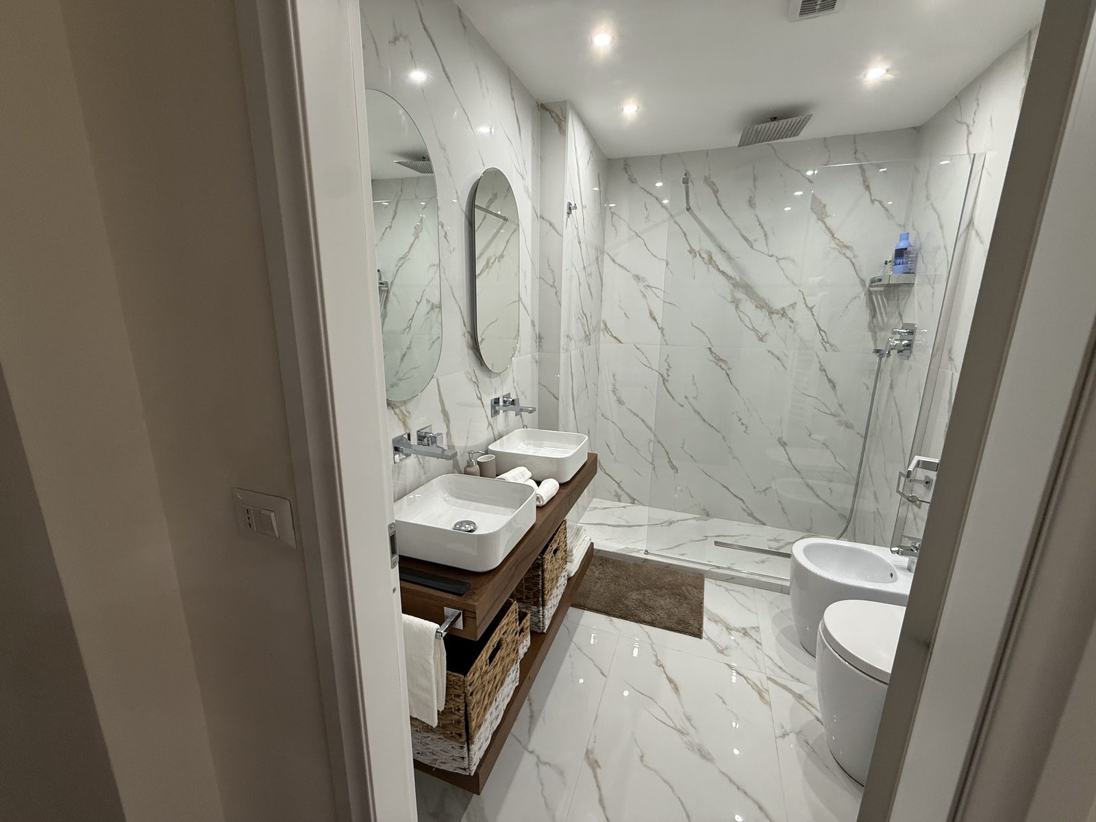 Il bagno in marmo bianco