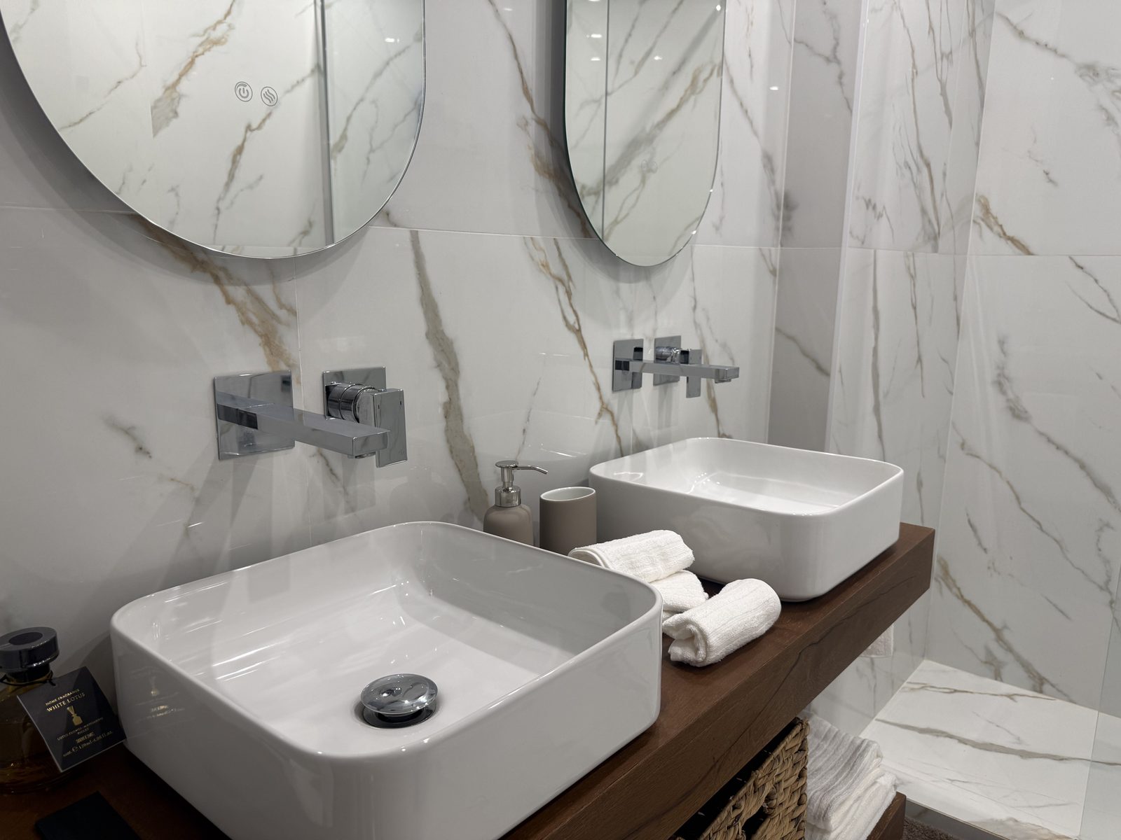Doppio lavabo in marmo bianco