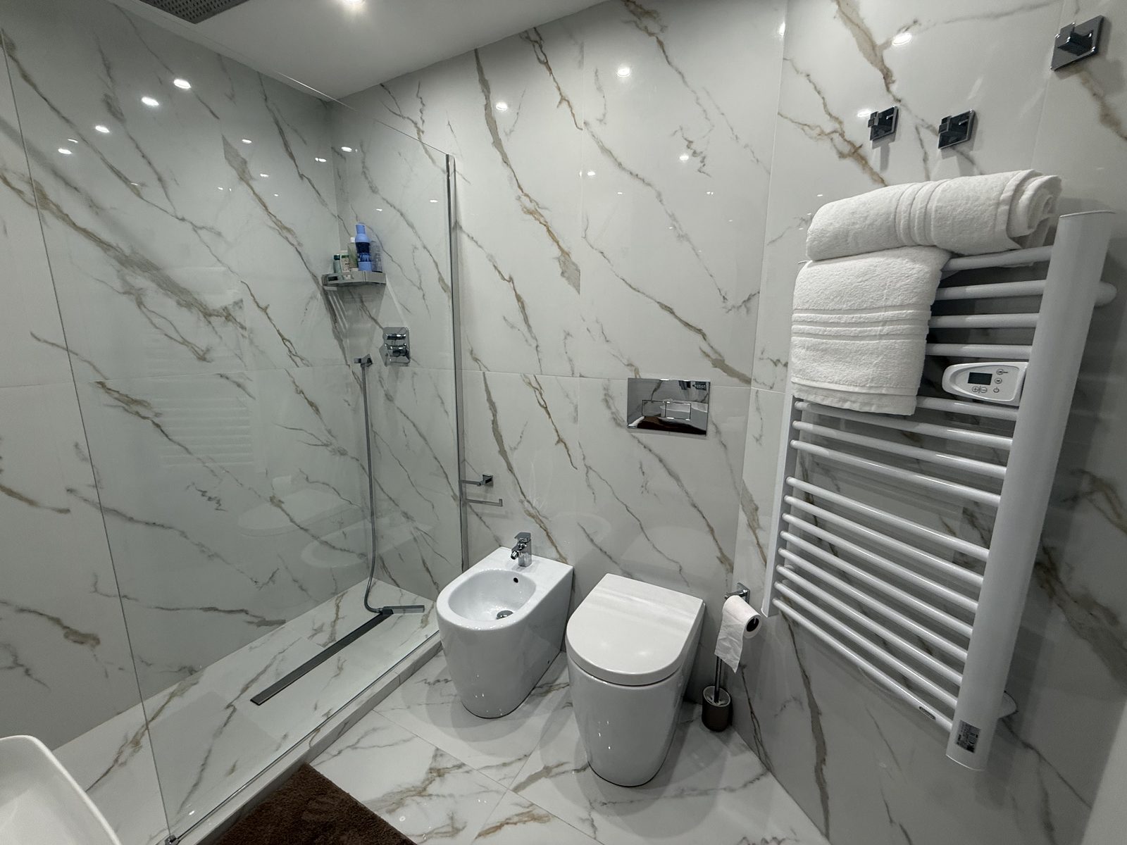 Doccia walk-in e sanitari sospesi