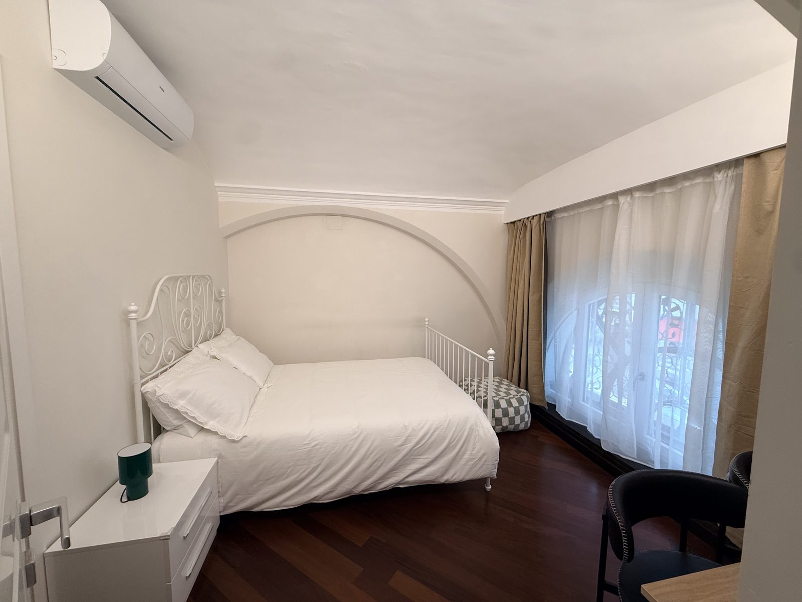 La seconda camera, con letto in ferro battuto