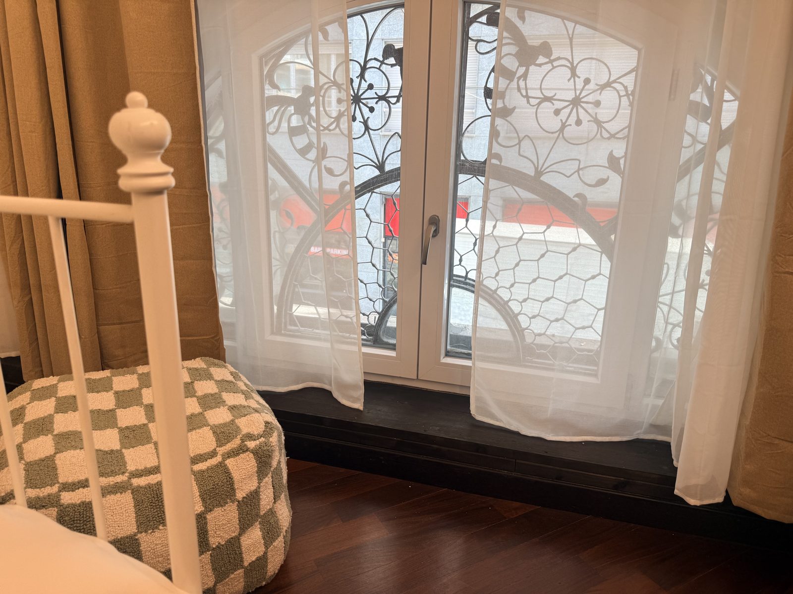 Finestra ad arco con inferriata decorata